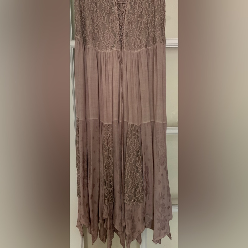 Elegant Lace Maxi Dress in Mauve